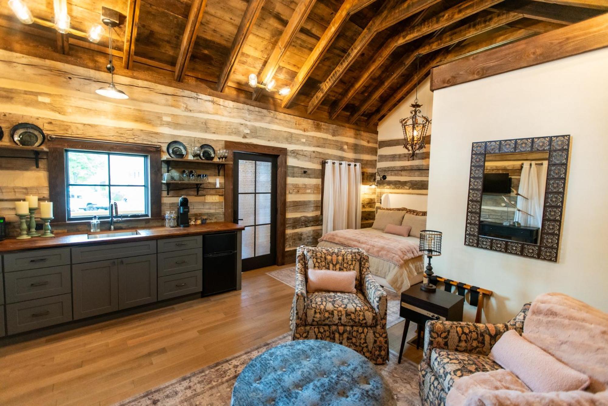 Barnwood Village White Sulphur Springs Exterior photo